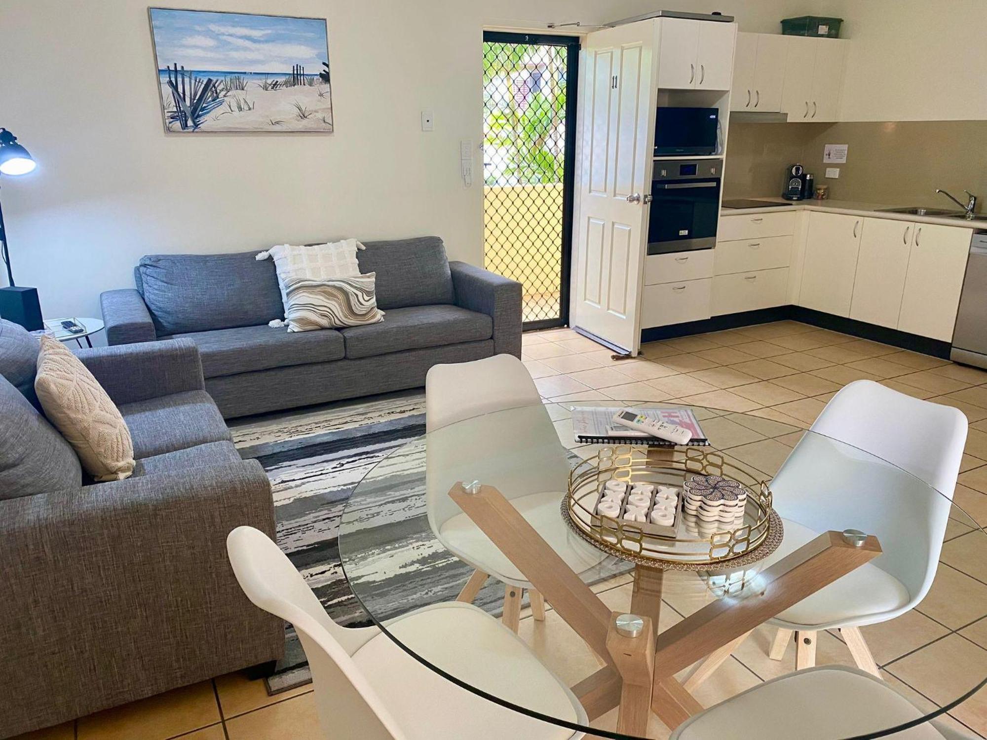 Within Reach Of The Beach! Apartment