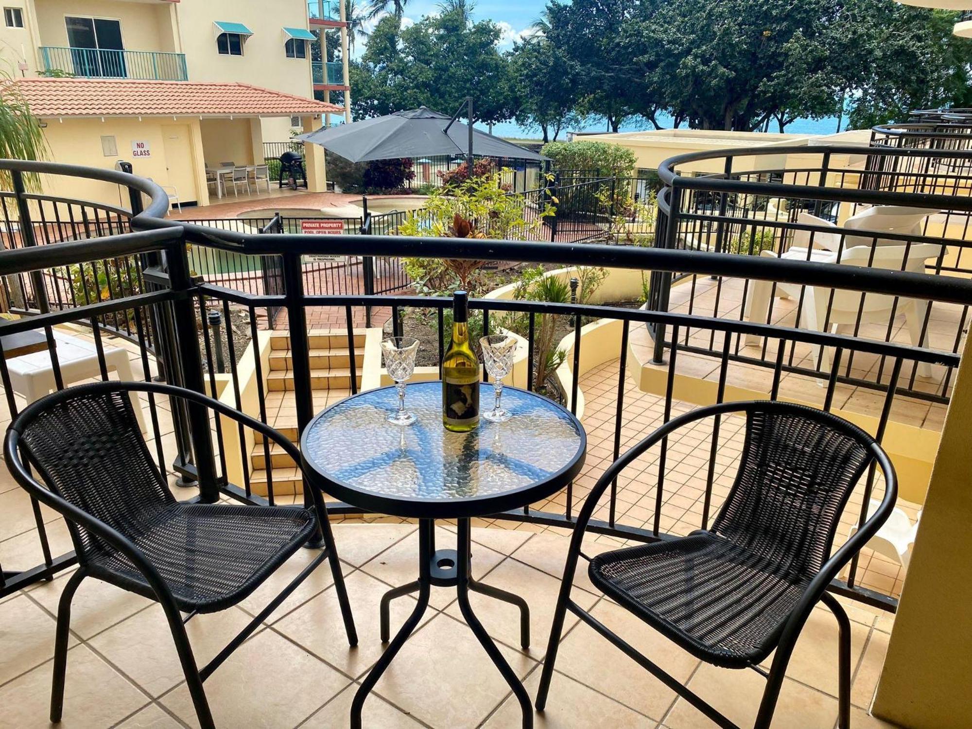 Within Reach Of The Beach! Apartment